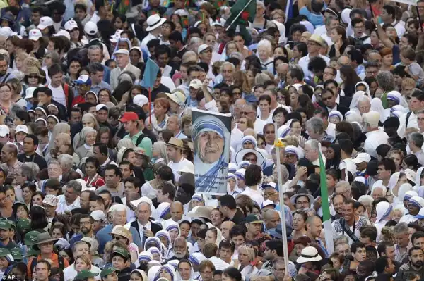 100,000 Catholics gather to see Pope Francis make Mother Teresa Saint (photos)